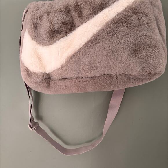 Nike Faux Fur Tote Bag - Picture 3 of 6